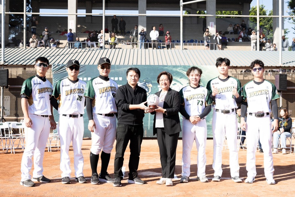 台鋼雄鷹公益棒球訓練營開幕