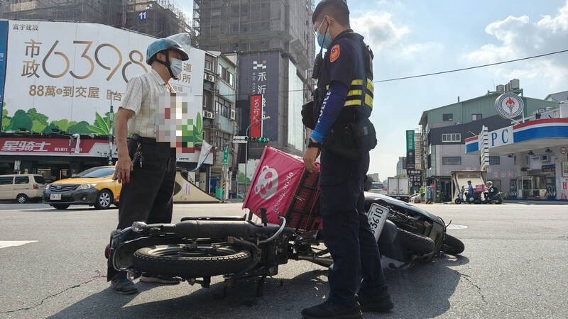 檔車驚魂！ 追撞熊貓血濺街頭