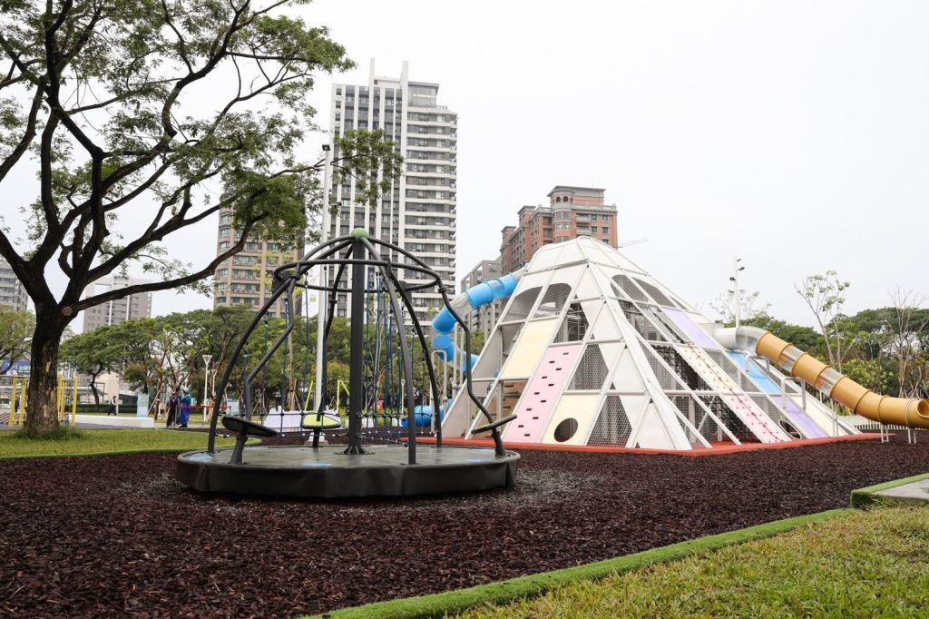 「楠梓藍田公園好好玩」 市長剪綵全台最大鹽田主題遊戲場