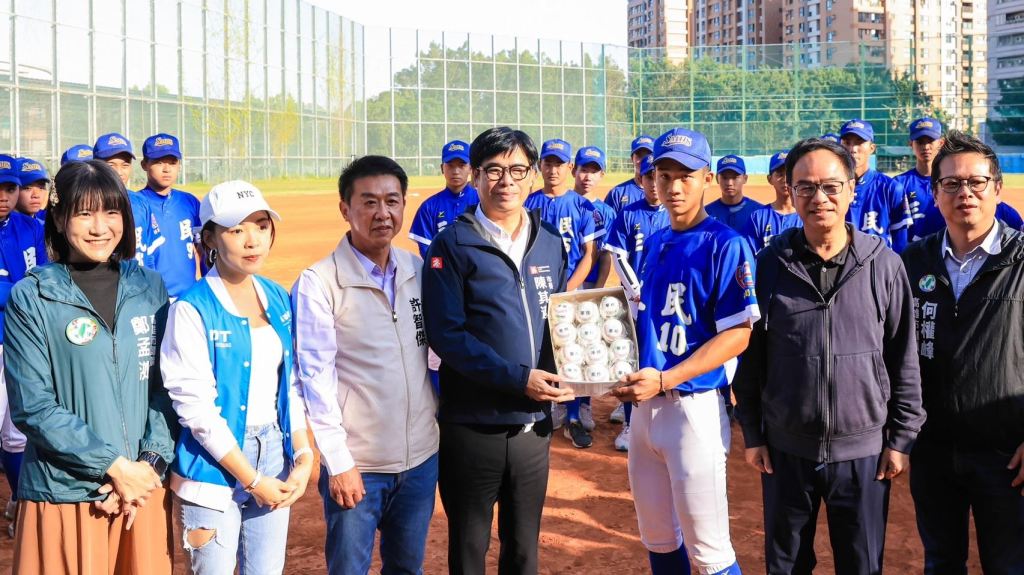 前往棒球名校復興國小及三民高中慰勞球員 市長增加棒球預算 力挺基層棒球發展