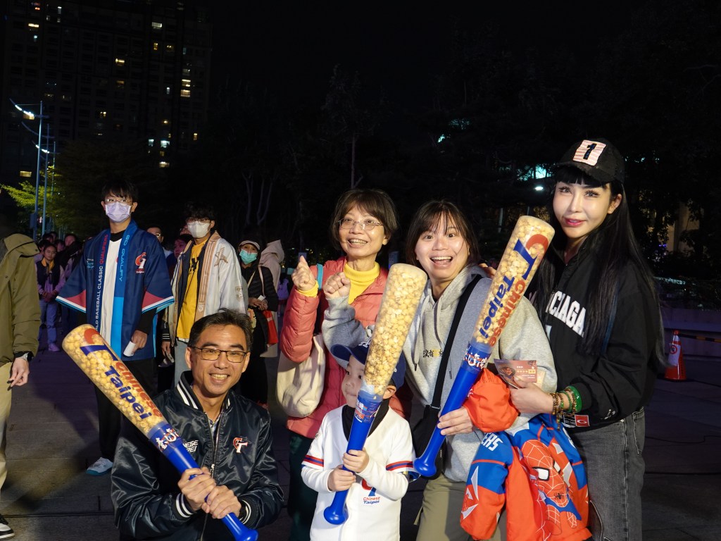 WBC資格賽全國最大直播場在台中！ 府前廣場2日累計逾2千人熱血應援