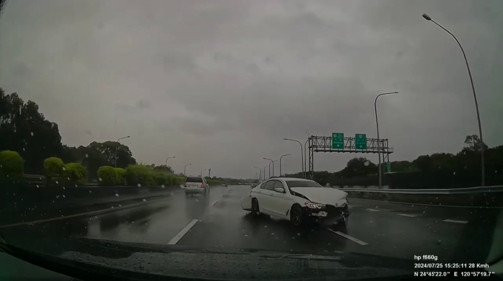 BMW颱風天國道無畏飆速130，失控自撞全毀