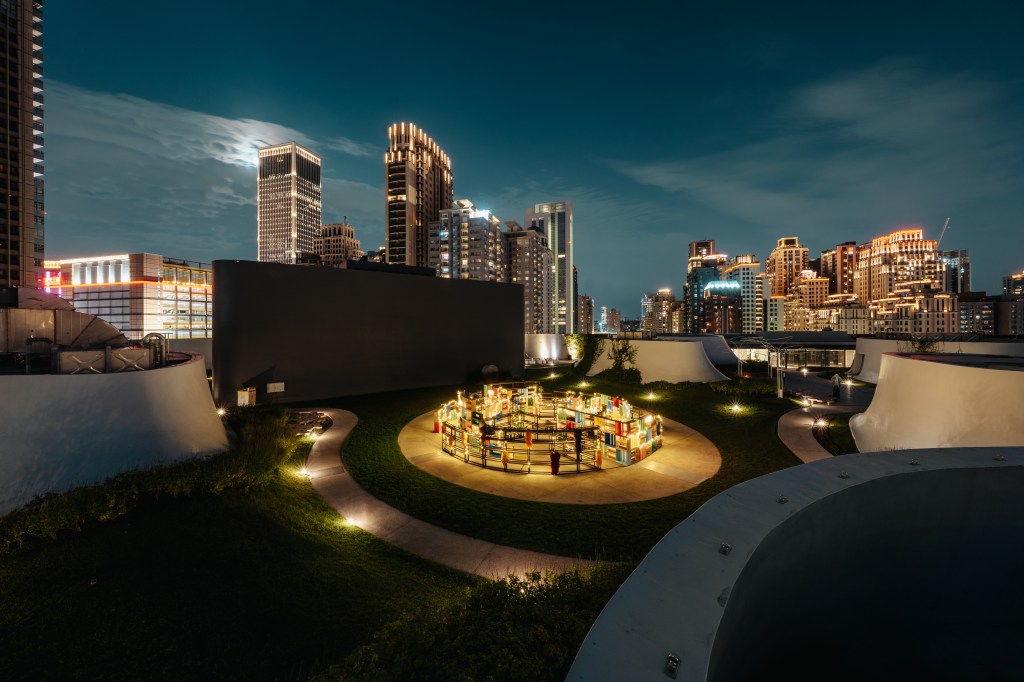 來歌劇院頂樓空中花園探險！《綠動樂園》永續打造綠植栽迷宮